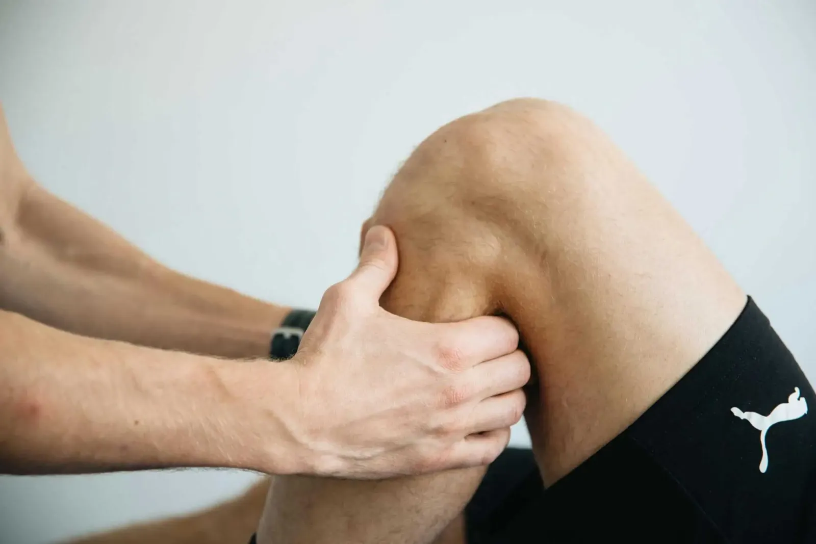 Ortopedinen osteopaatti tutkimassa asiakkaan liikkuvuutta vastaanotolla Helsingissä.