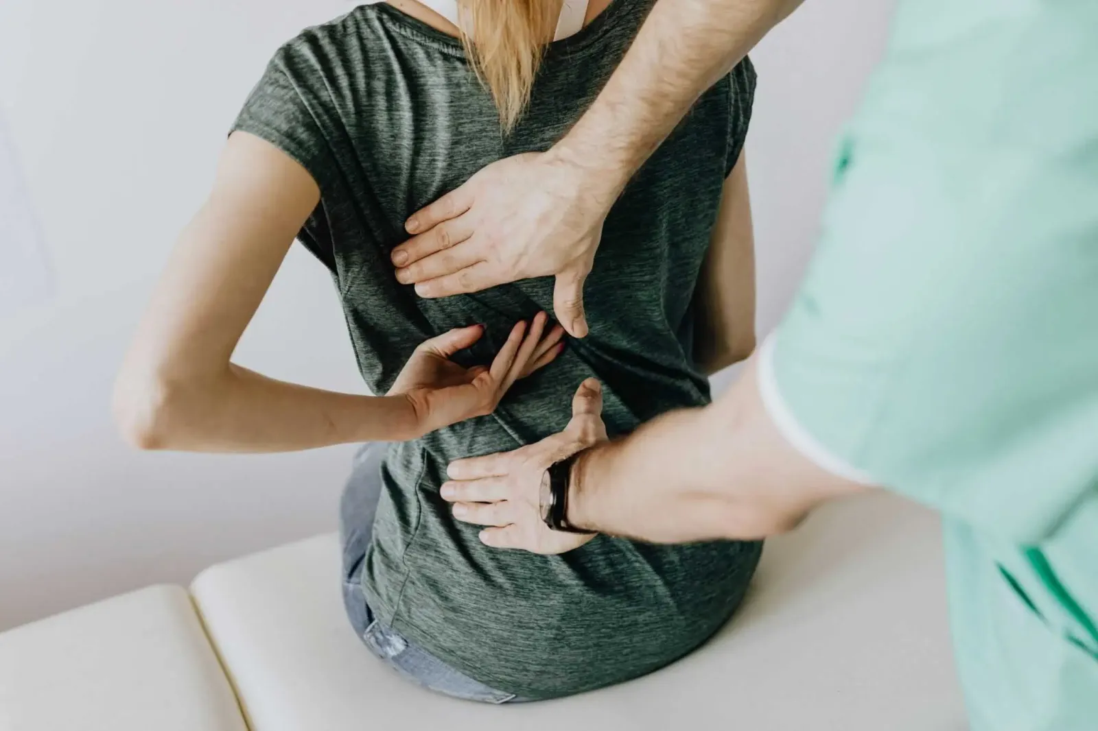 Osteopaatti tutkimassa asiakkaan liikkuvuutta vastaanotolla Helsingissä
