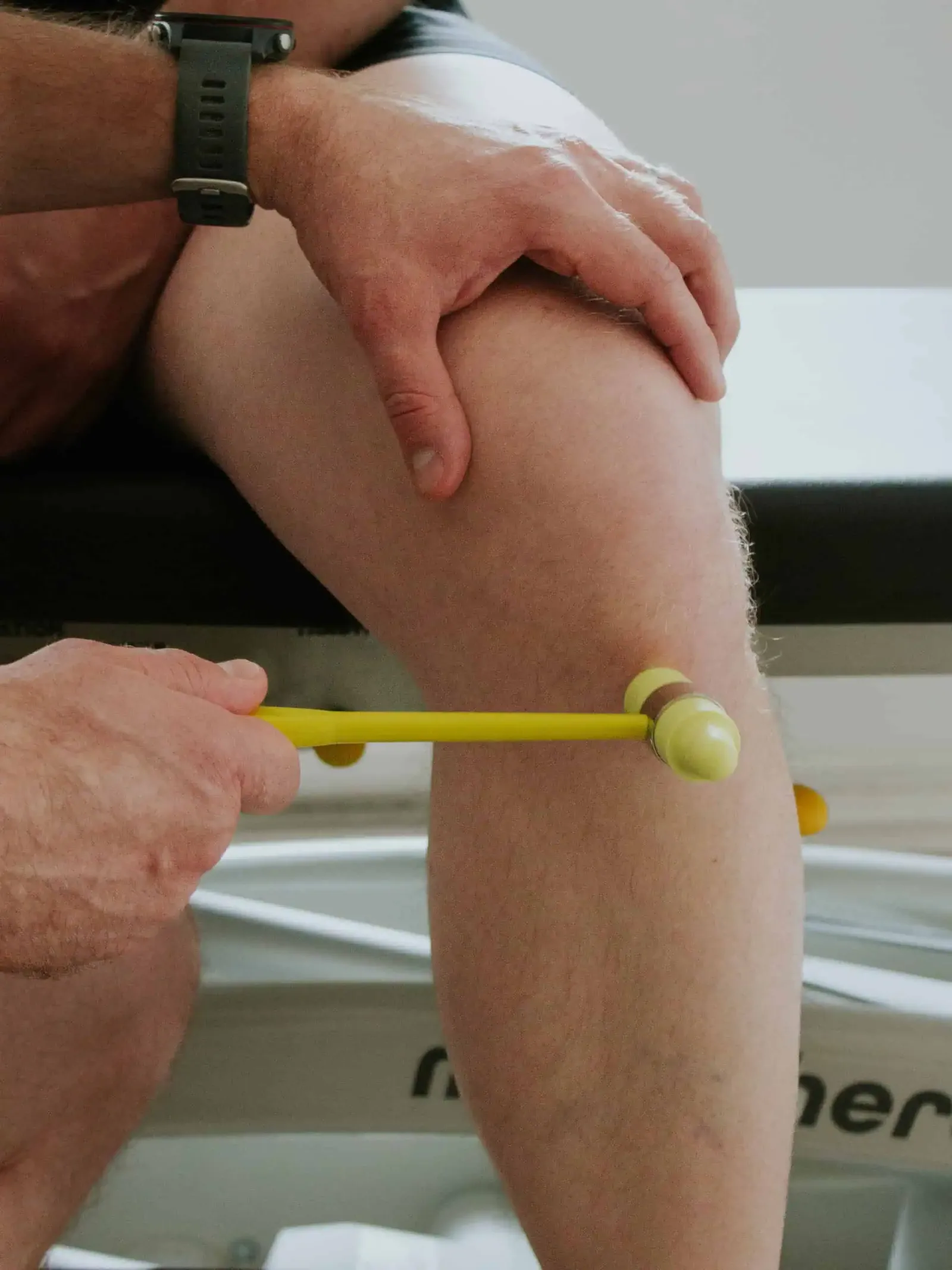 Osteopaatti tutkimassa asiakkaan liikkuvuutta ensimmäisellä vastaanottokäynnillä